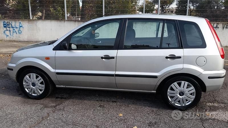 Usata Ford Fusion 101 CV (74 kW) 2004 Grigio Berlina