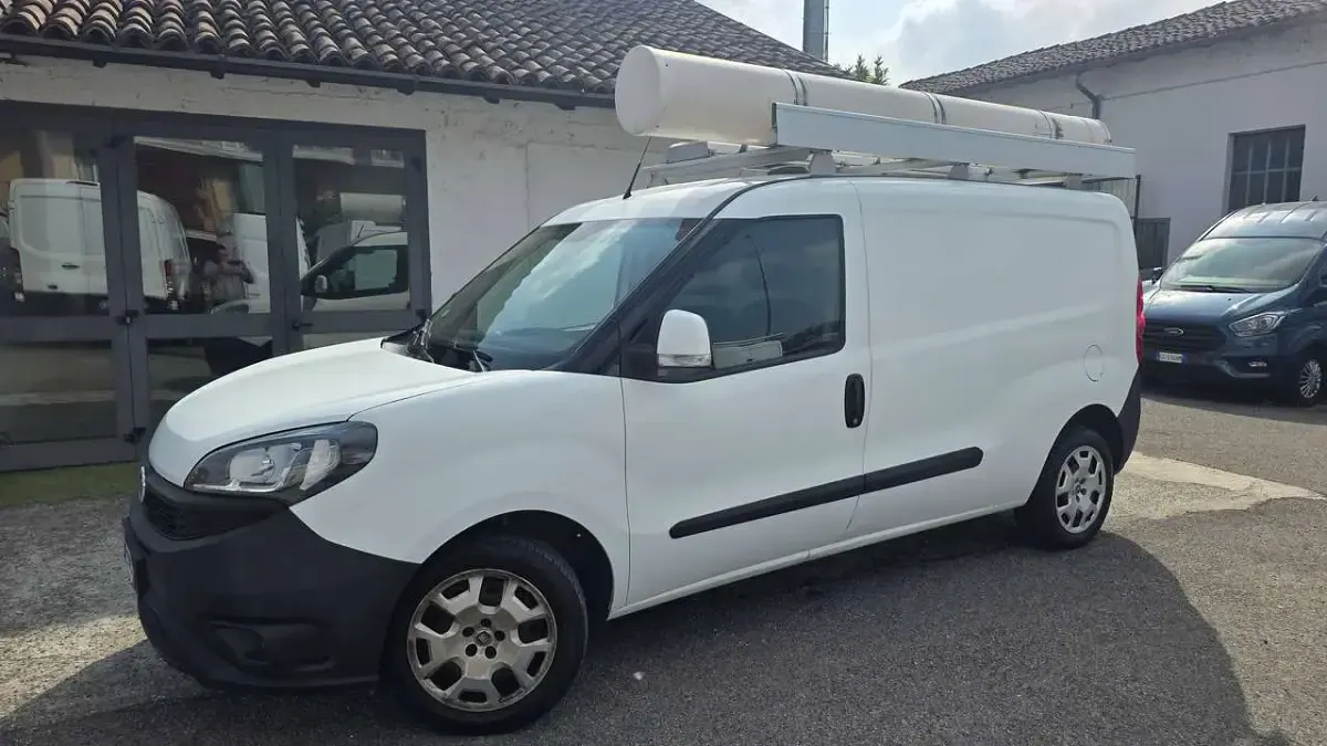 Usata Fiat Doblò 120 CV (88 kW) 2019 Bianco / pastello Monovolume