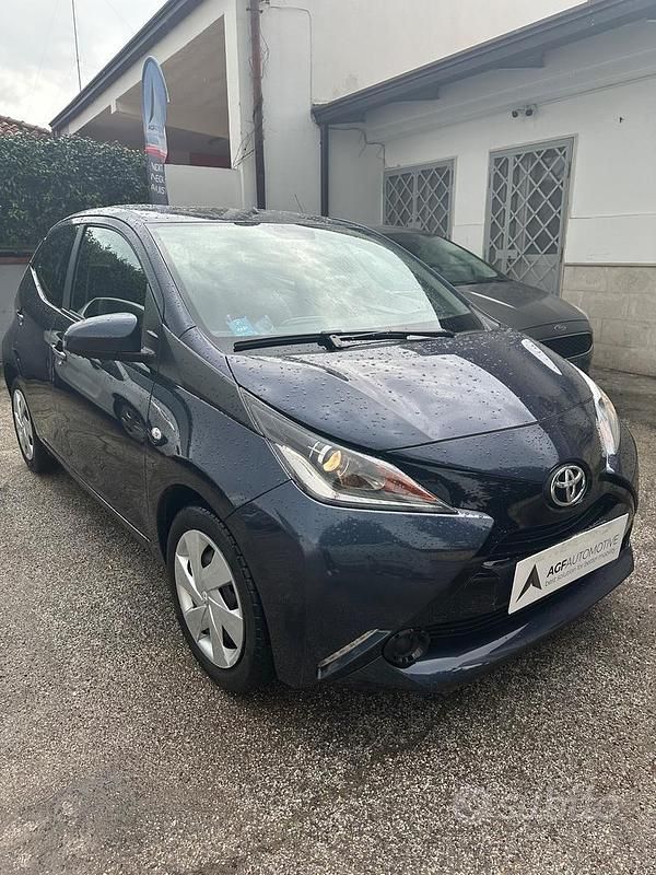 Usata Toyota Aygo X-play 69 CV (50 kW) 2015 Blu Utilitaria