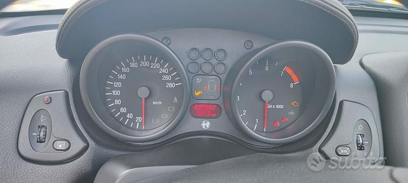 Usata Alfa Romeo Spider 165 CV (121 kW) 2005 Blu Cabrio