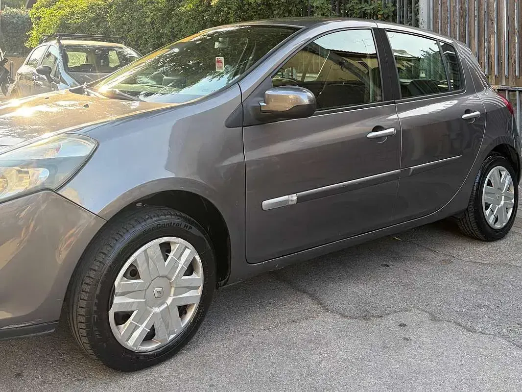 Usata Renault Clio III 75 CV (55 kW) 2009 Marrone Berlina