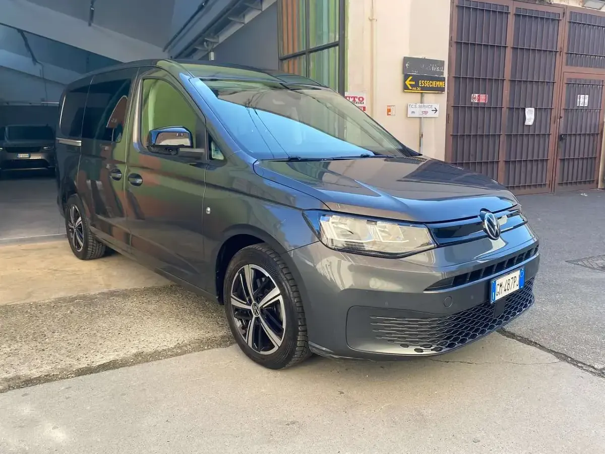 Usata VW Caddy 122 CV (89 kW) 2023 Grigio Monovolume