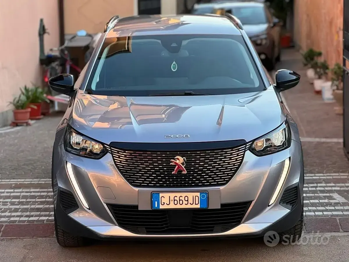 Usata Peugeot 2008 Allure 131 CV (96 kW) 2022 Grigio SUV