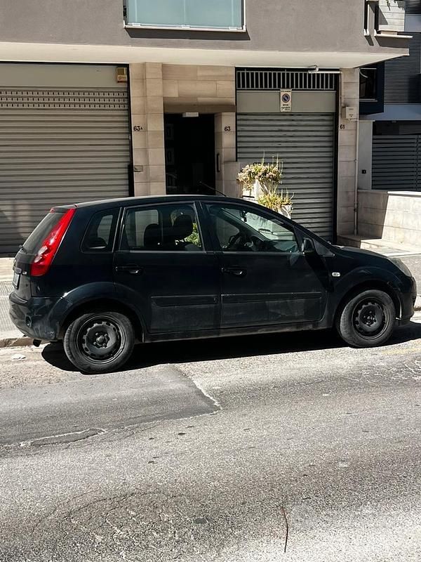 Usado Ford Fiesta 73 HP (53 kW) 2007 Preto Citadino