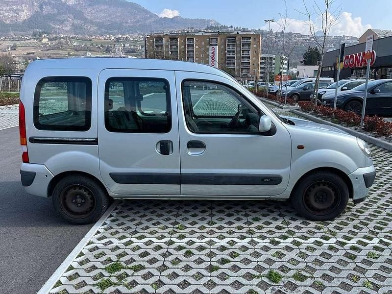 Usata Renault Kangoo Privilege 82 CV (60 kW) 2004 Argento Monovolume