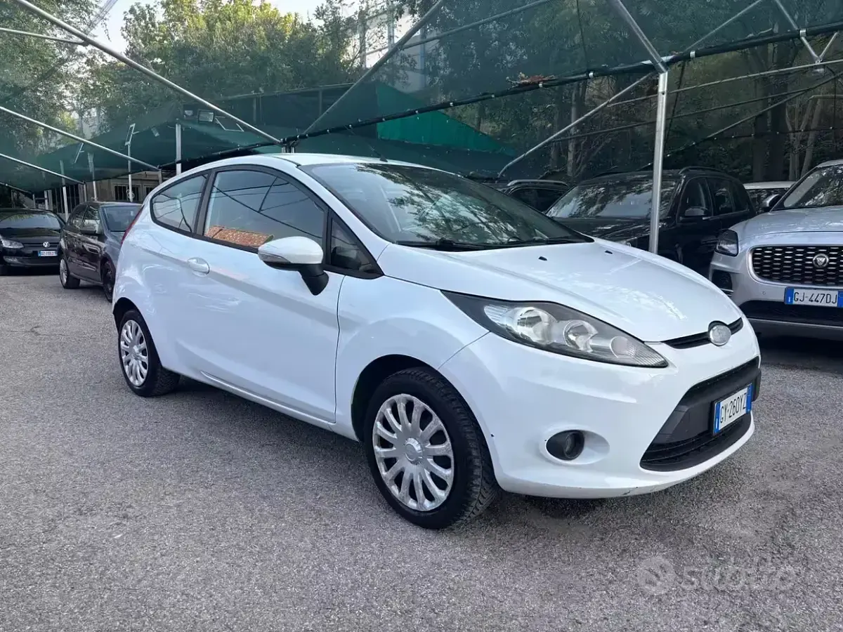 Usata Ford Fiesta 92 CV (67 kW) 2009 Bianco Berlina