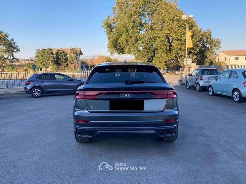 Usata Audi Q8 Sport 286 CV (210 kW) 2022 Grigio daytona SUV