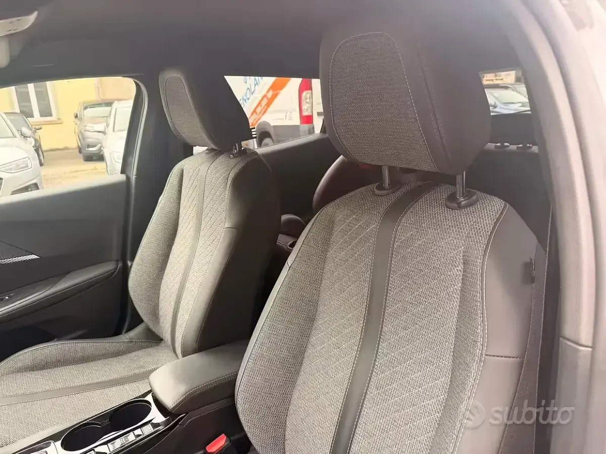 Usata Peugeot 2008 GT 130 CV (95 kW) 2024 Grigio SUV