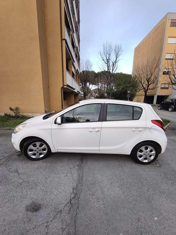 Usata Hyundai i20 Edition 77 CV (56 kW) 2011 Bianco Utilitaria