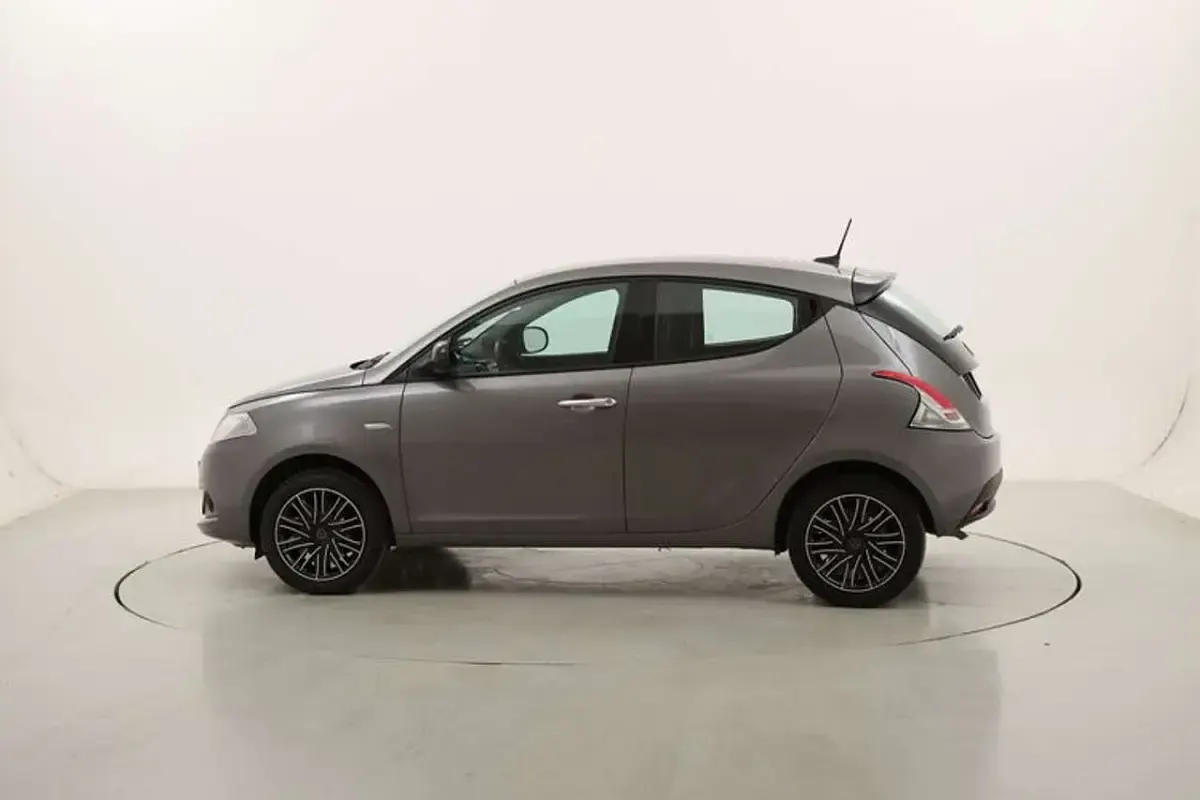 Usata Lancia Ypsilon 69 CV (50 kW) 2024 Grigio Utilitaria