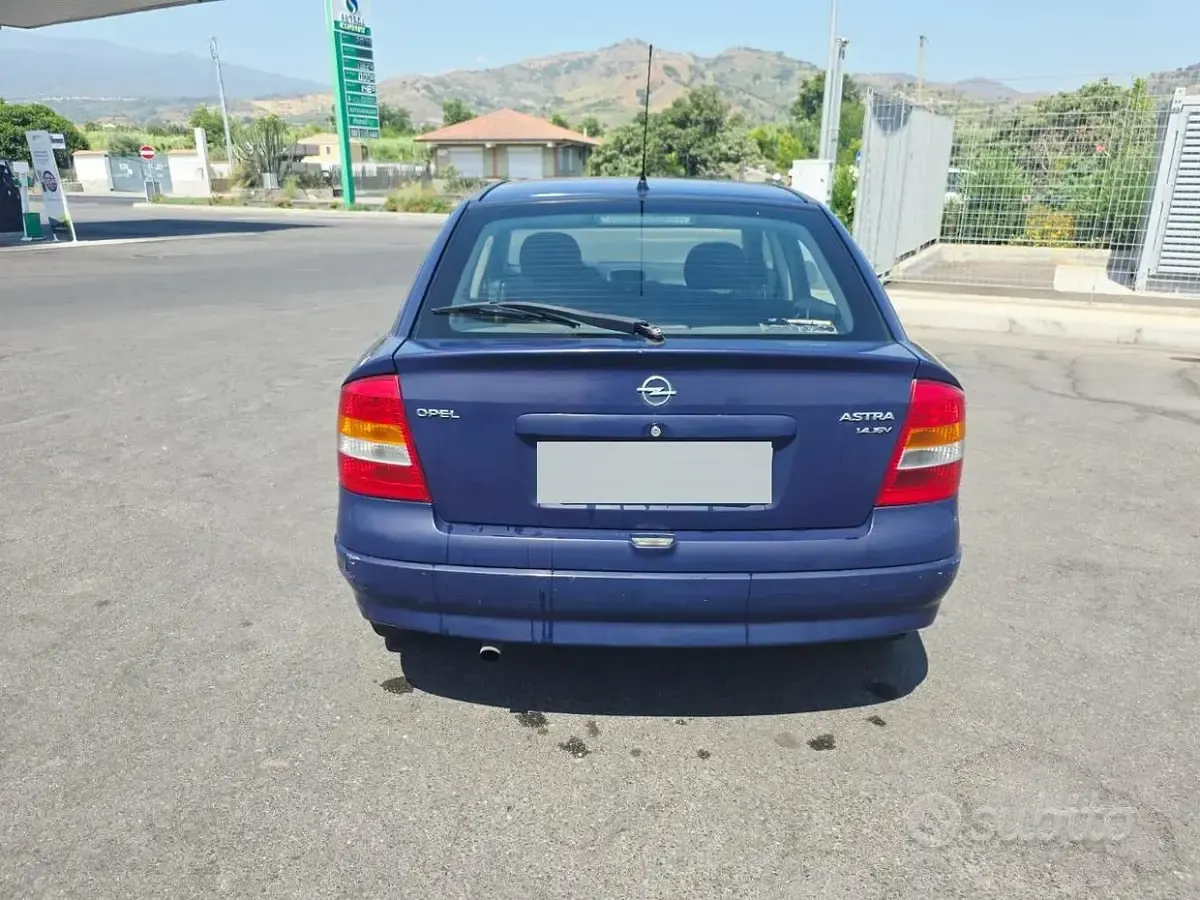 Usata Opel Astra Club 90 CV (66 kW) 1998 Bluazzurro Berlina