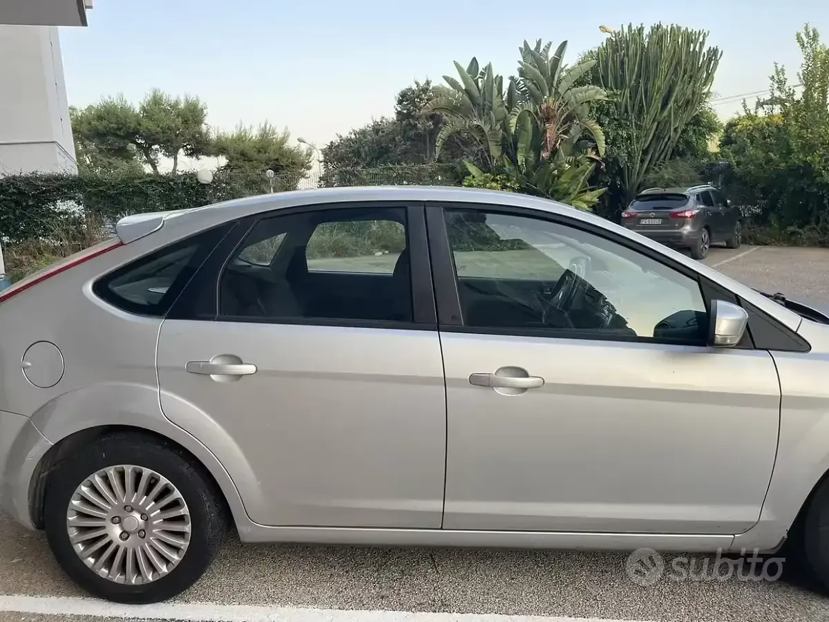 Usata Ford Focus 105 CV (77 kW) 2009 Grigio Berlina