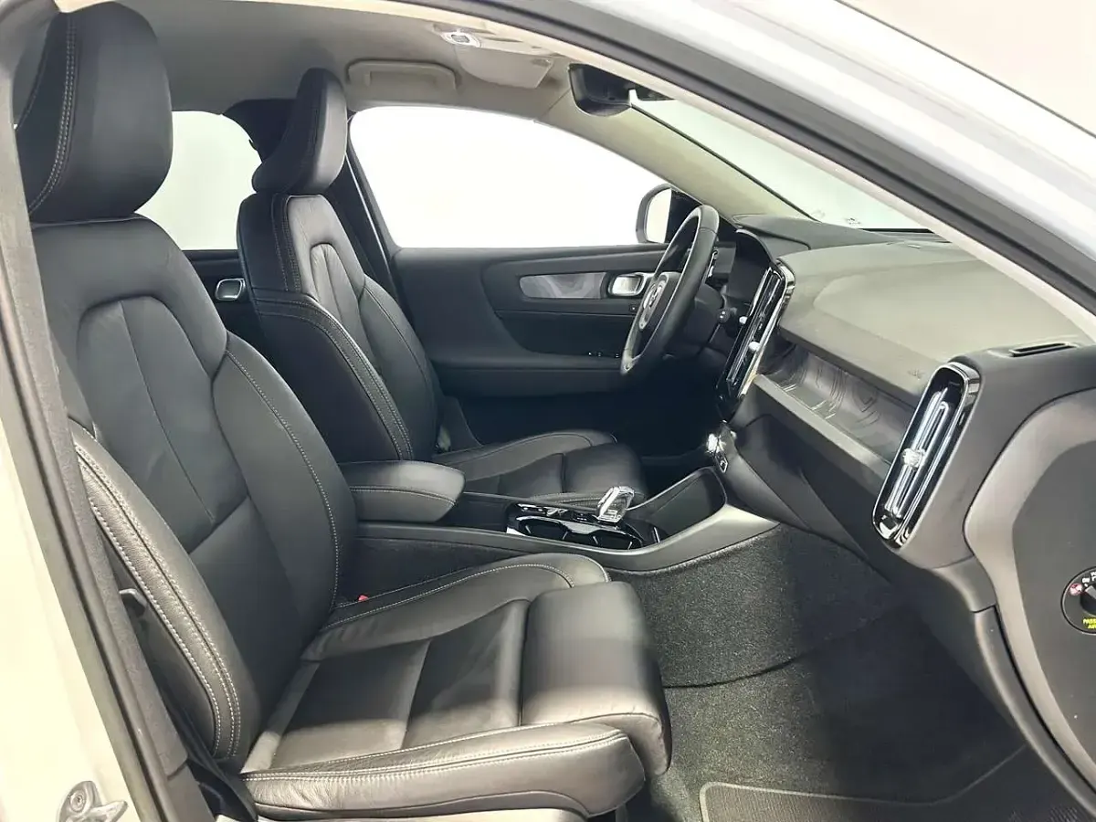 Usata Volvo XC40 Plus 179 CV (131 kW) 2023 Crystal white SUV