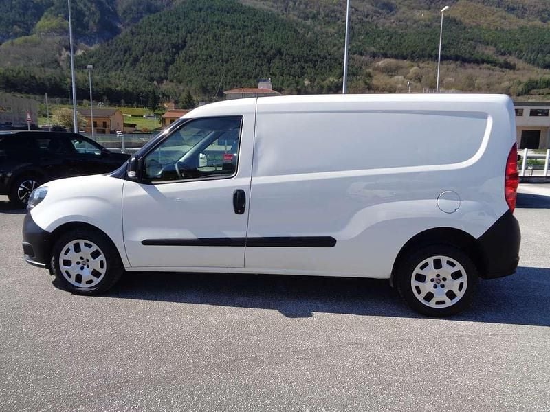 Usata Fiat Doblò 105 CV (77 kW) 2021 Bianco Monovolume