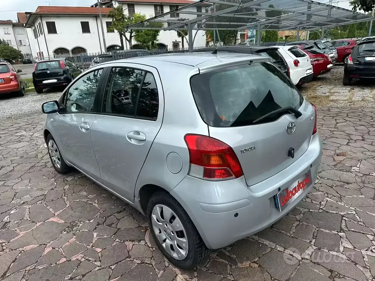 Usata Toyota Yaris Luxury 69 CV (50 kW) 2009 Grigio Utilitaria
