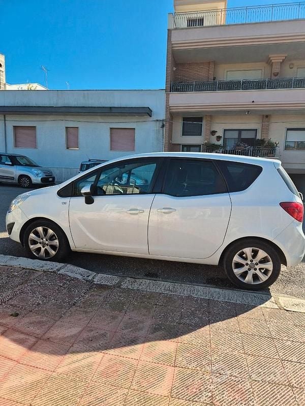 Usata Opel Meriva 95 CV (69 kW) 2012 Bianco Monovolume
