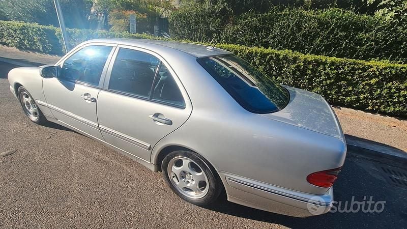 Usata Mercedes E200 Avantgarde 186 CV (136 kW) 1999 Grigio Berlina