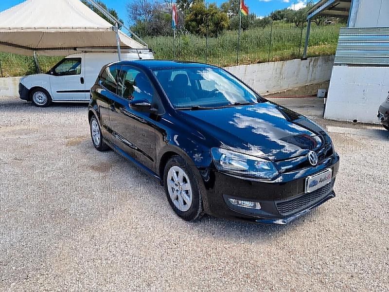 Nero Usata 2012 VW Polo Comfortline Tre volumi | 6500 € (Buon prezzo) - Immagine 1/4