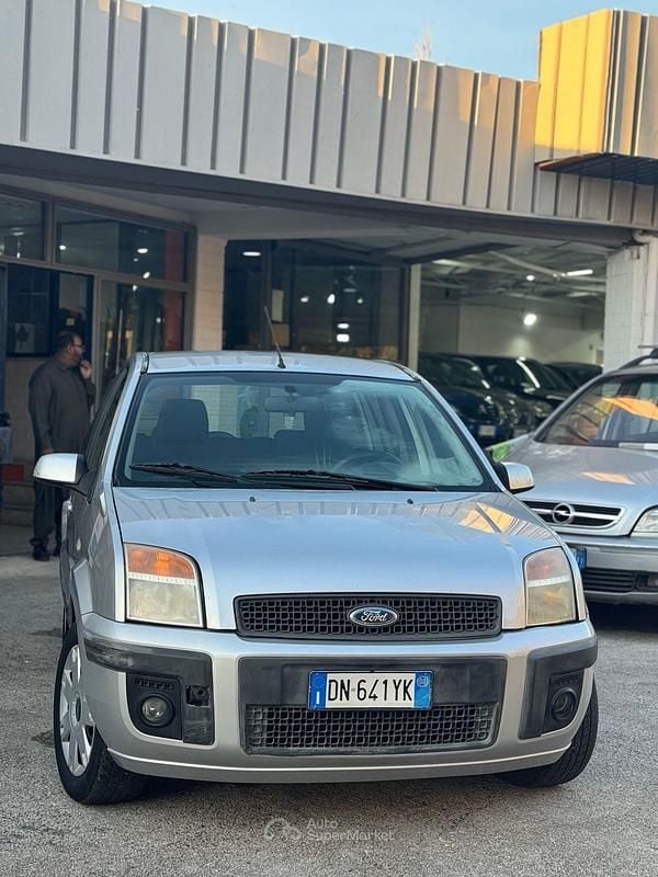 Usata Ford Fusion 68 CV (50 kW) 2008 Argento Utilitaria