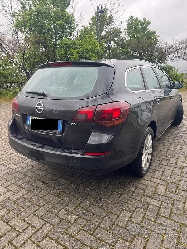 Usata Opel Astra 110 CV (80 kW) 2012 Nero Station wagon
