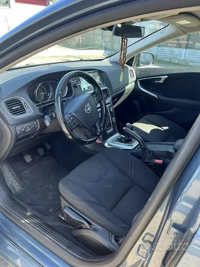 Usata Volvo V40 Kinetic 115 CV (84 kW) 2014 Bluazzurro Berlina