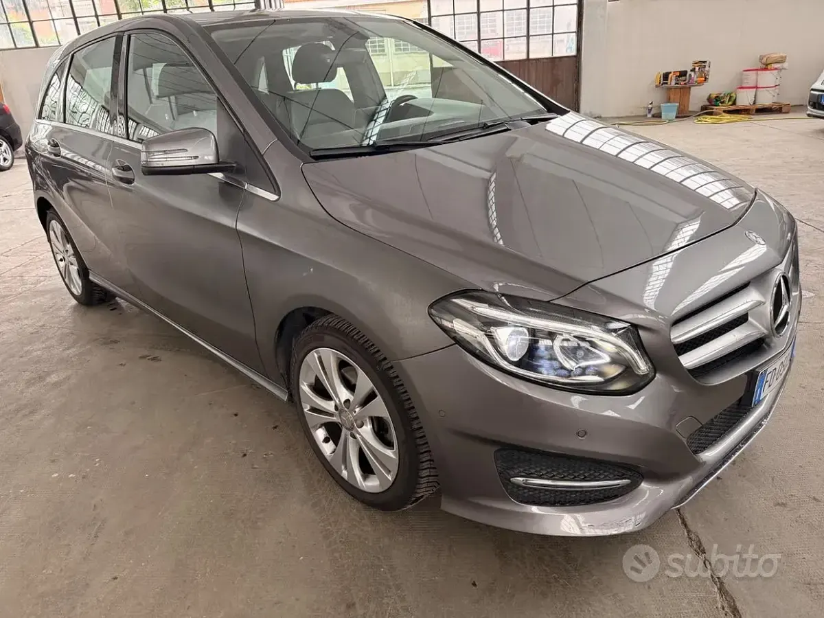 Begagnad Mercedes B200 136 HK (100 kW) 2016 Grå Minibuss