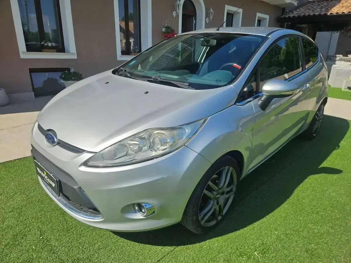 Usata Ford Fiesta Titanium 68 CV (50 kW) 2009 Bianco Berlina