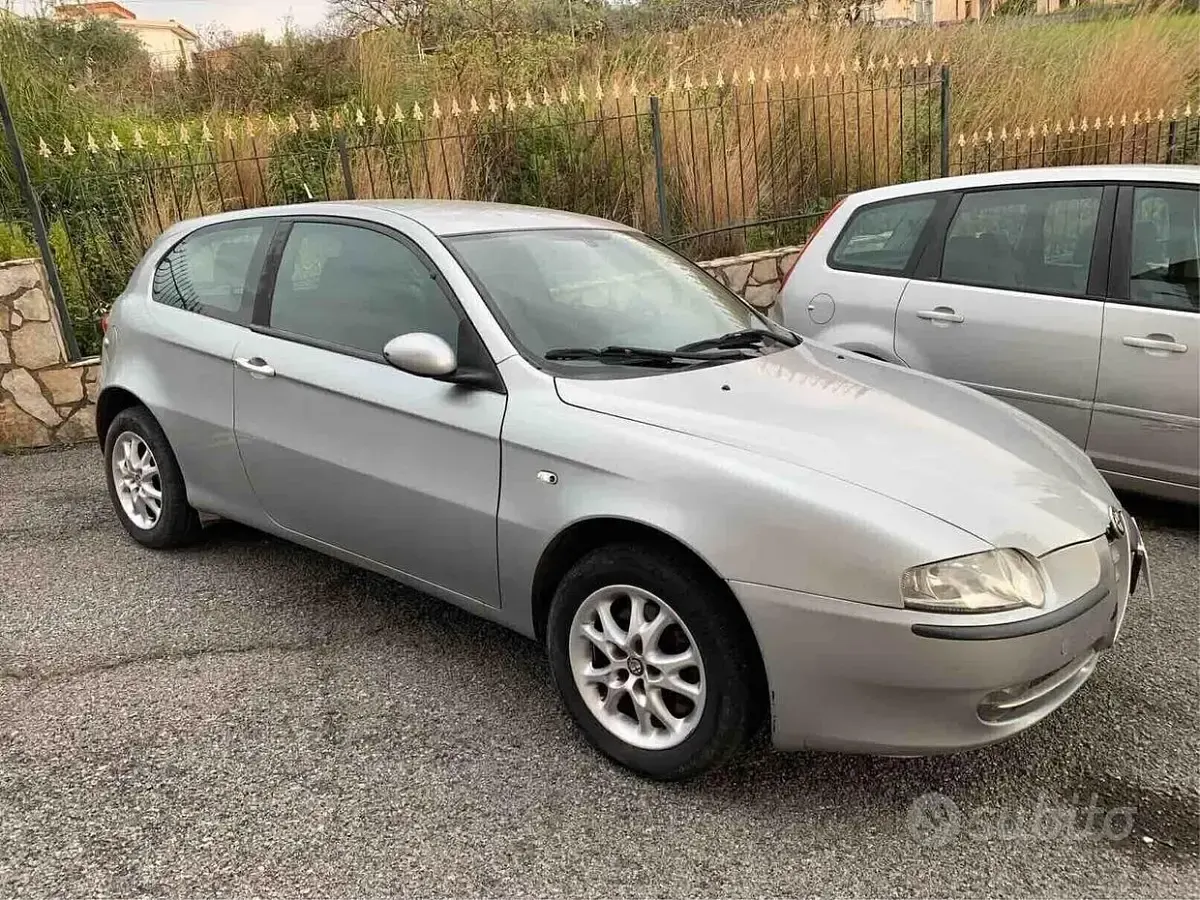 Usata Alfa Romeo 147 120 CV (88 kW) 2001 Grigio Utilitaria