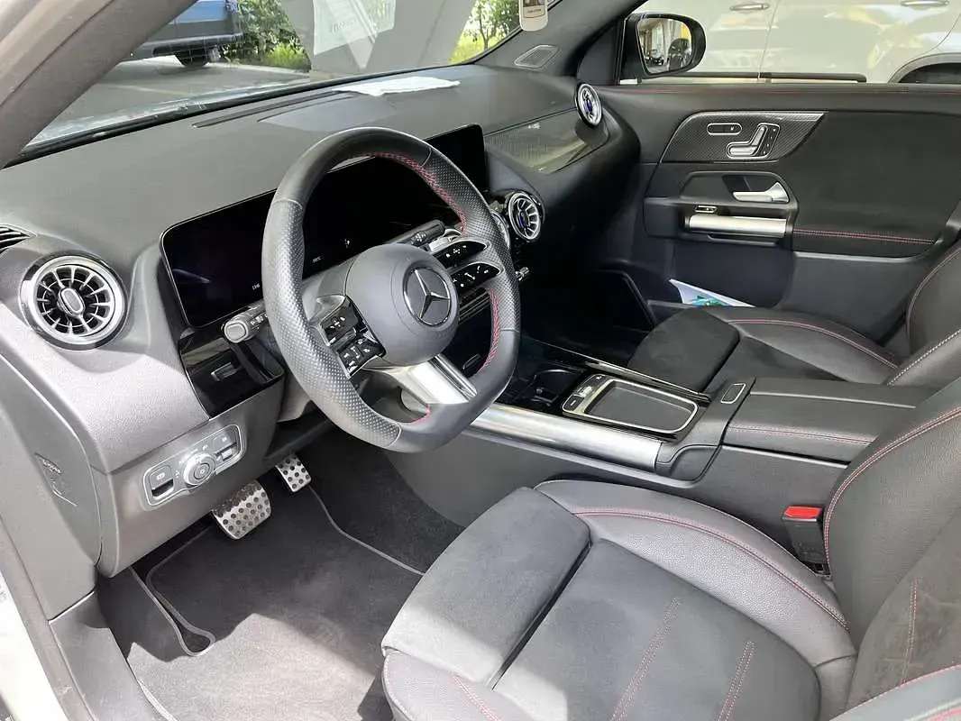 Käytetty Mercedes GLA200 AMG Line Premium Plus 150 HP (110 kW) 2024 Harmaa Katumaasturi