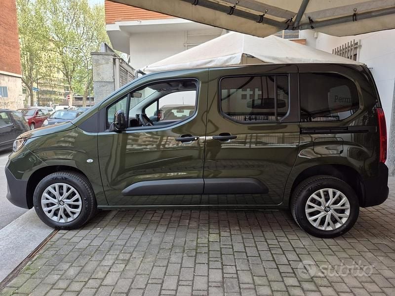 Nouvelle Fiat Doblò 131 ch (96 kW) 2025 Vert Monospace