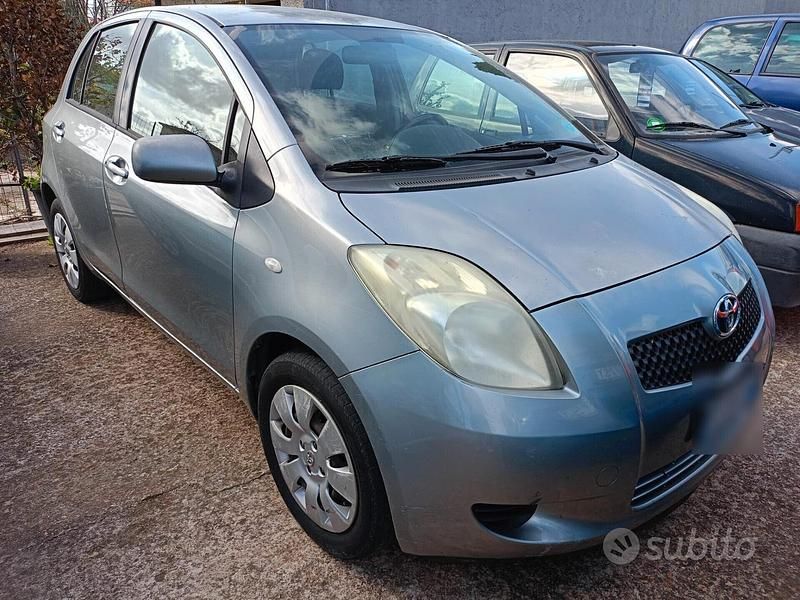 Grigio Usata 2006 Toyota Yaris Tre volumi | 1700 € (Ottimo prezzo) - Immagine 1/4