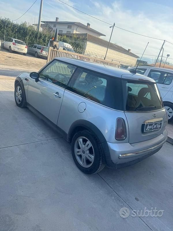 Begagnad Mini One D 88 HK (64 kW) 2006 Silver Halvkombi
