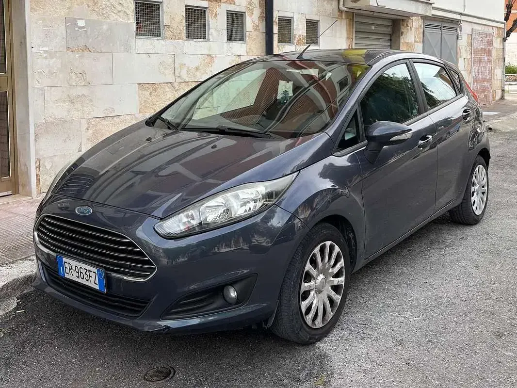 Usata Ford Fiesta 97 CV (71 kW) 2013 Grigio Berlina