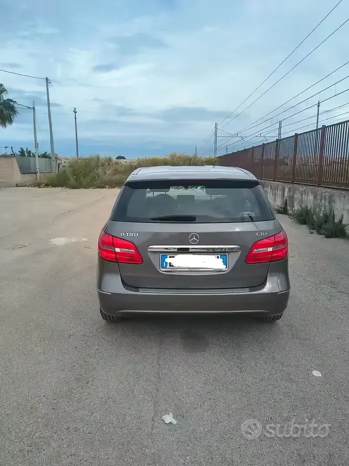 Usata Mercedes B180 95 CV (69 kW) 2013 Grigio Utilitaria