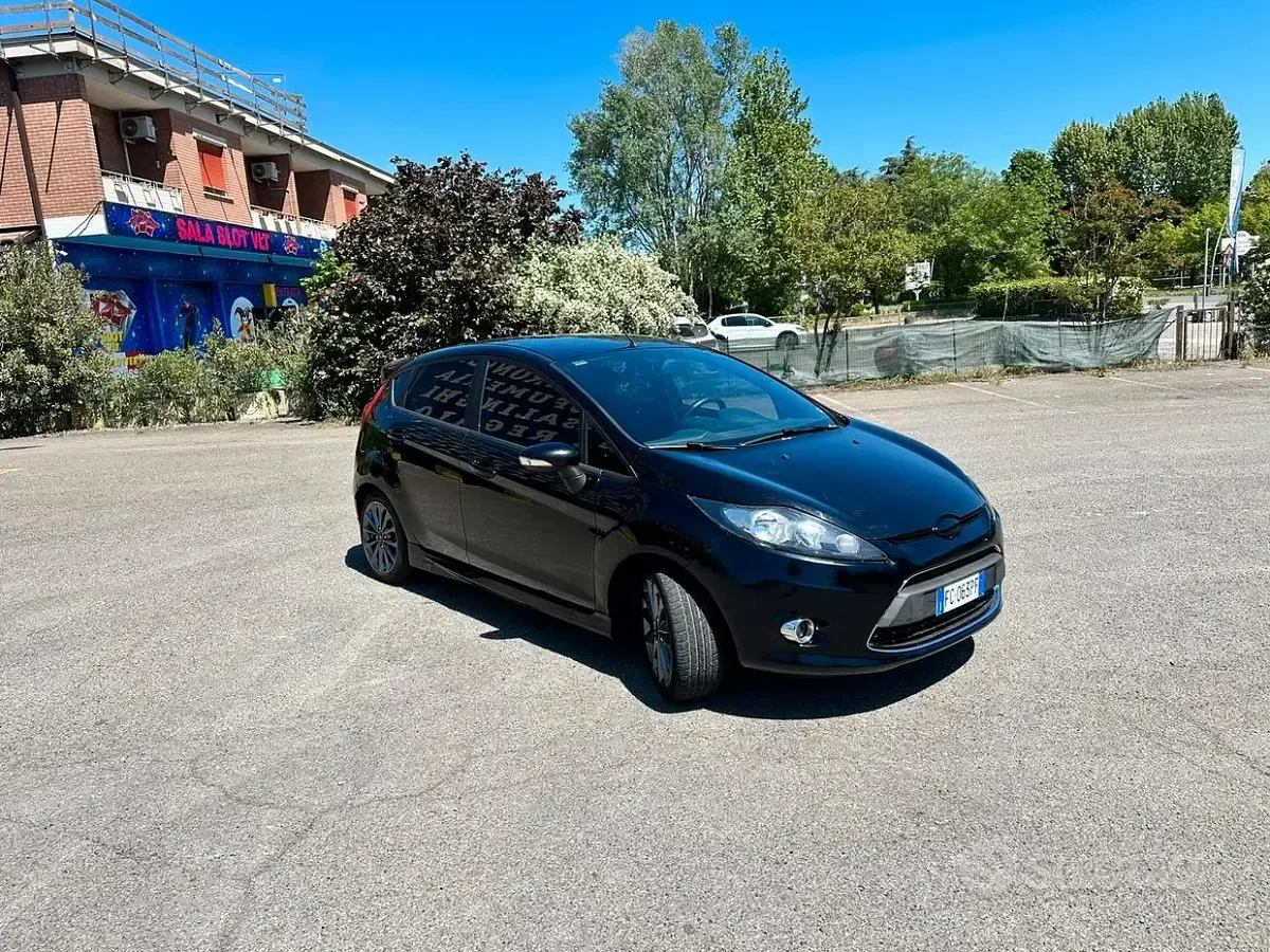 Usata Ford Fiesta 75 CV (55 kW) 2017 Nero Utilitaria