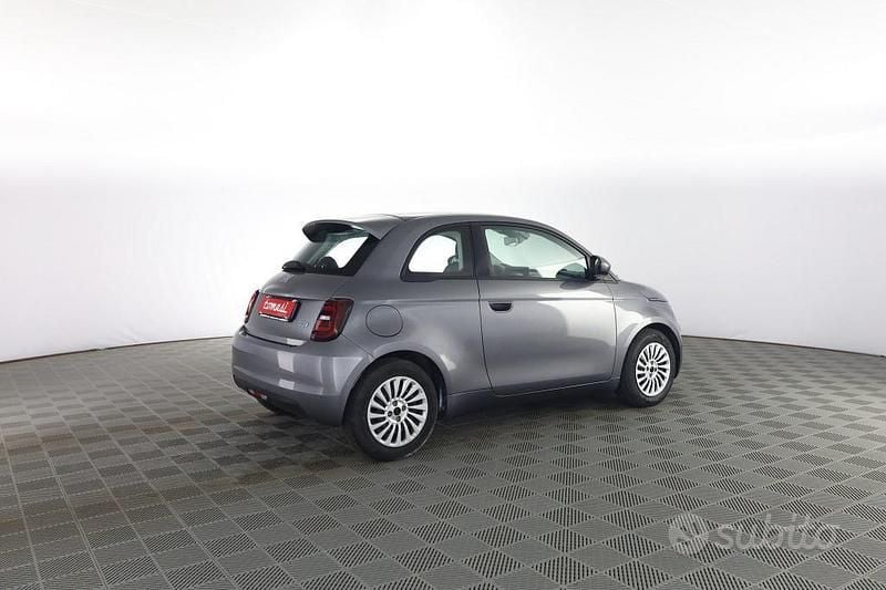 Usata Fiat 500e 86 kW (118 CV) 2023 Mineral grey Berlina