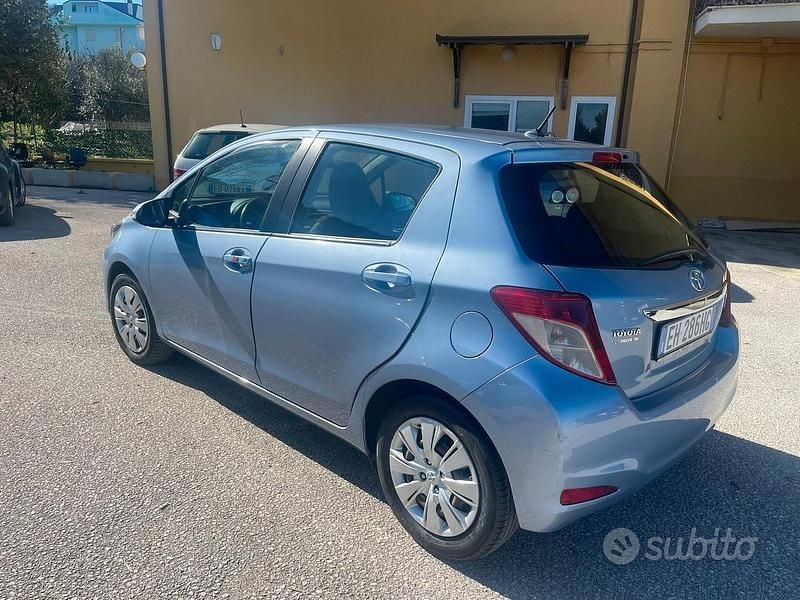 Usata Toyota Yaris Lounge 69 CV (50 kW) 2011 Blu Utilitaria