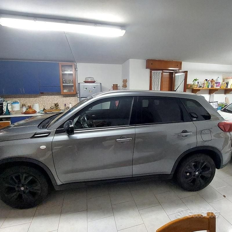 Grigio Usata 2019 Suzuki Vitara SUV | 14.000 € (Ottimo prezzo) - Immagine 1/4