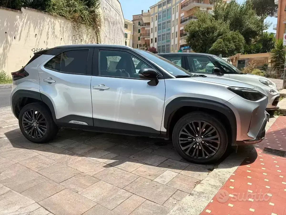 Usata Toyota Yaris Hybrid 92 CV (67 kW) 2022 Grigio SUV