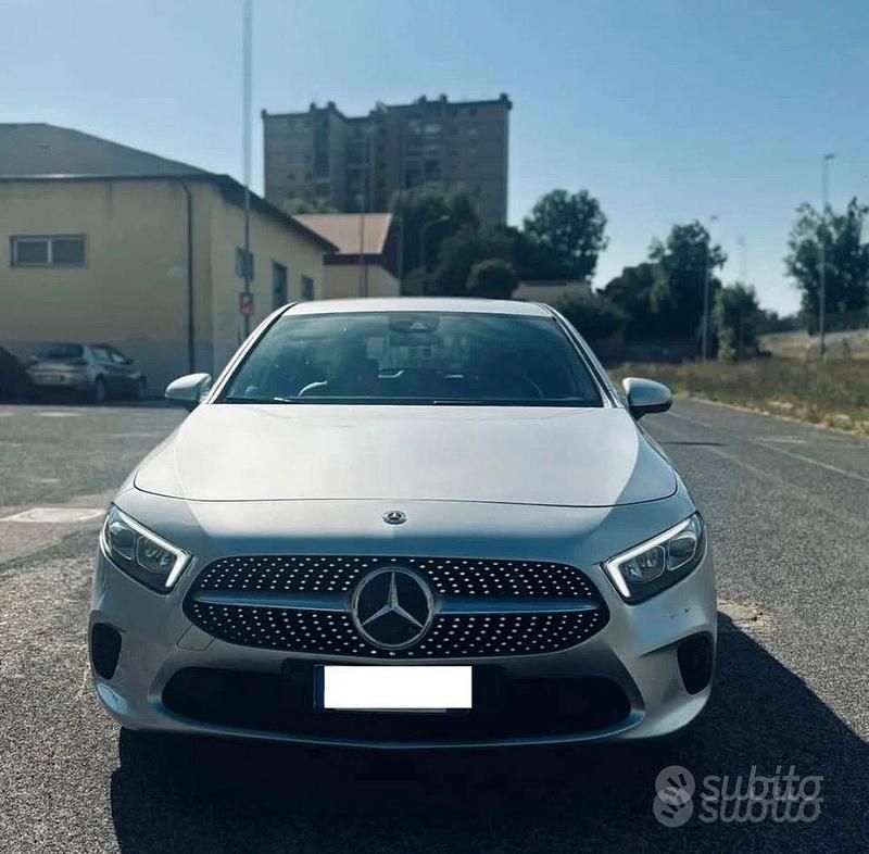 Grigio Usata 2019 Mercedes A180 Tre volumi | 19.000 € - Immagine 1/4