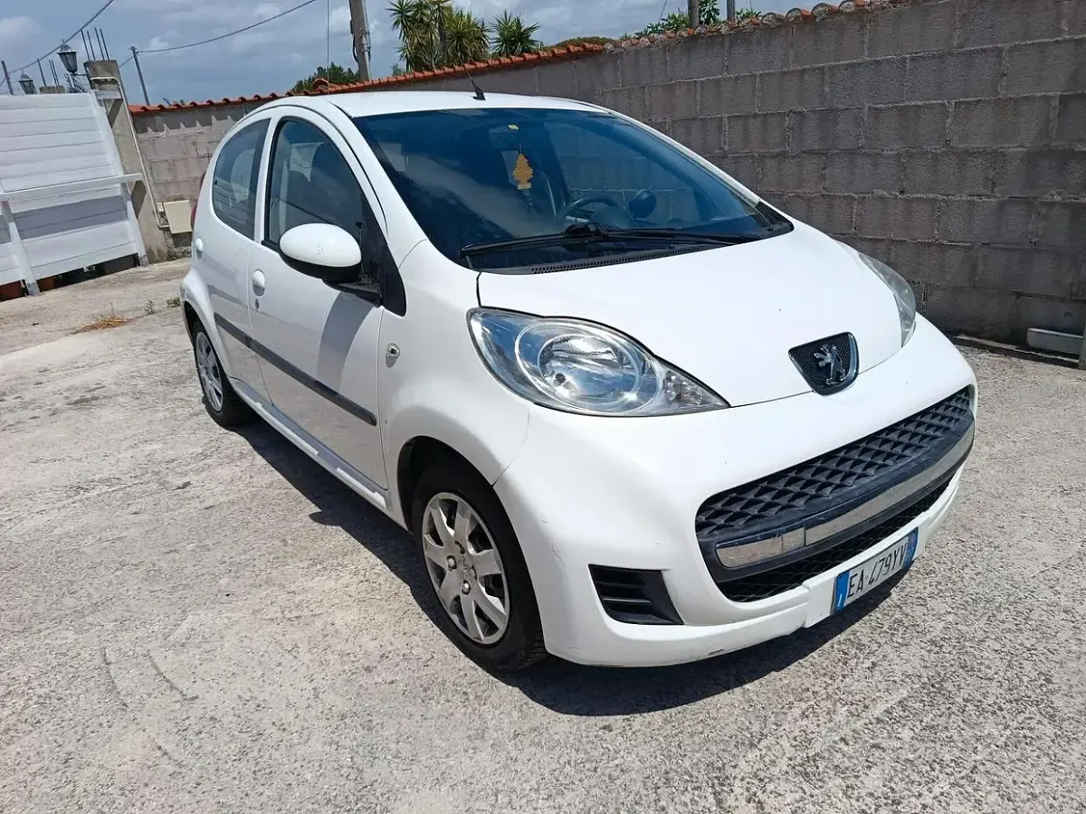 Usata Peugeot 107 68 CV (50 kW) 2010 Bianco Utilitaria