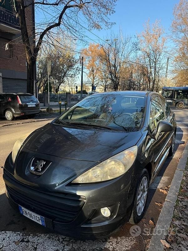 Grigio Usata 2012 Peugeot 207 Tre volumi | 1900 € (Ottimo prezzo) - Immagine 1/4