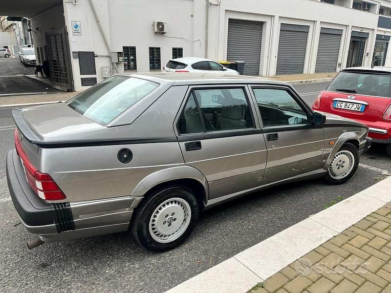Usata Alfa Romeo 75 155 CV (114 kW) 1990 Grigio Berlina