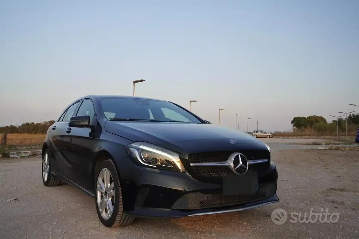 Usata Mercedes A180 Premium 109 CV (80 kW) 2017 Nero Utilitaria