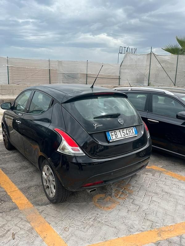 Usata Lancia Ypsilon Silver 95 CV (69 kW) 2016 Nero Utilitaria