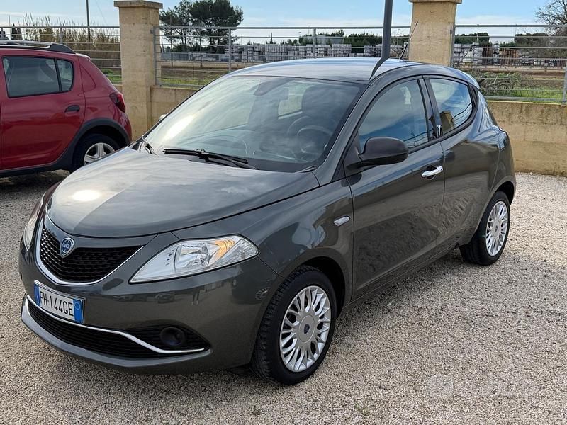 Usata Lancia Ypsilon Gold 69 CV (50 kW) 2017 Grigio Utilitaria