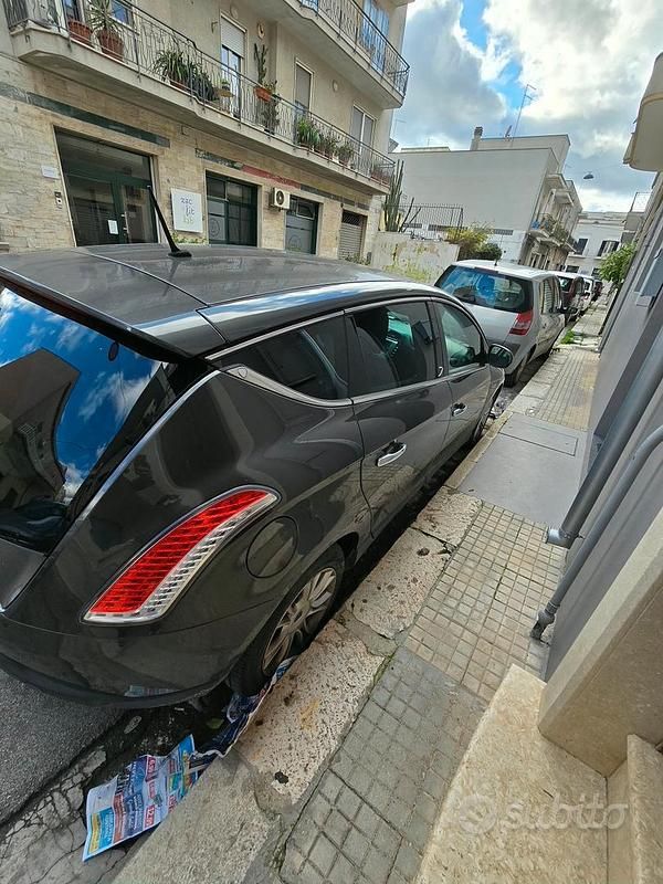 Usata Lancia Delta 102 CV (75 kW) 2011 Utilitaria