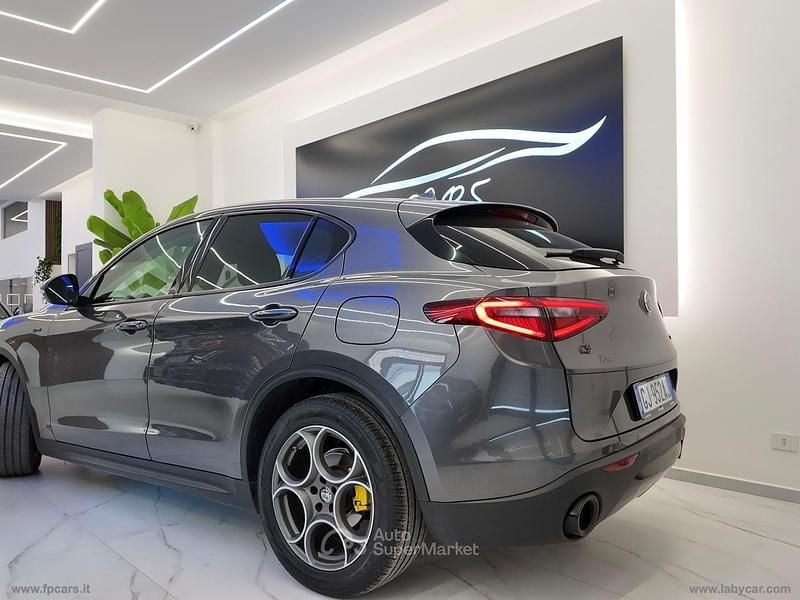 Käytetty Alfa Romeo Stelvio Sprint 190 HP (139 kW) 2022 Harmaa Katumaasturi