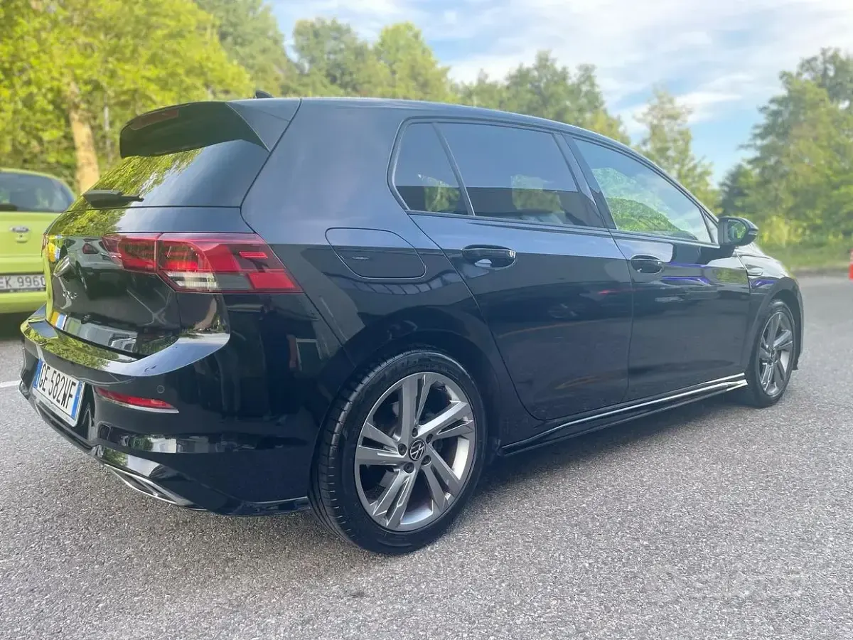 Usata VW Golf VII R-line 150 CV (110 kW) 2021 Nero Utilitaria