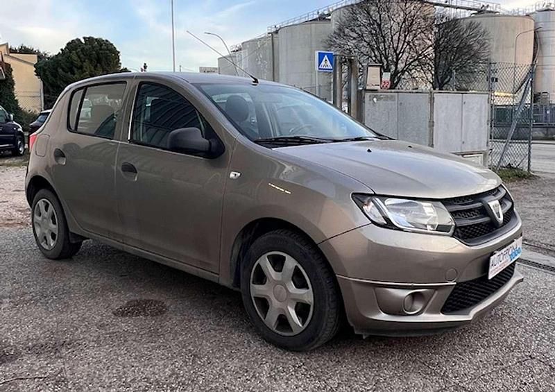 Usata Dacia Sandero Ambiance 75 CV (55 kW) 2013 Argento Berlina